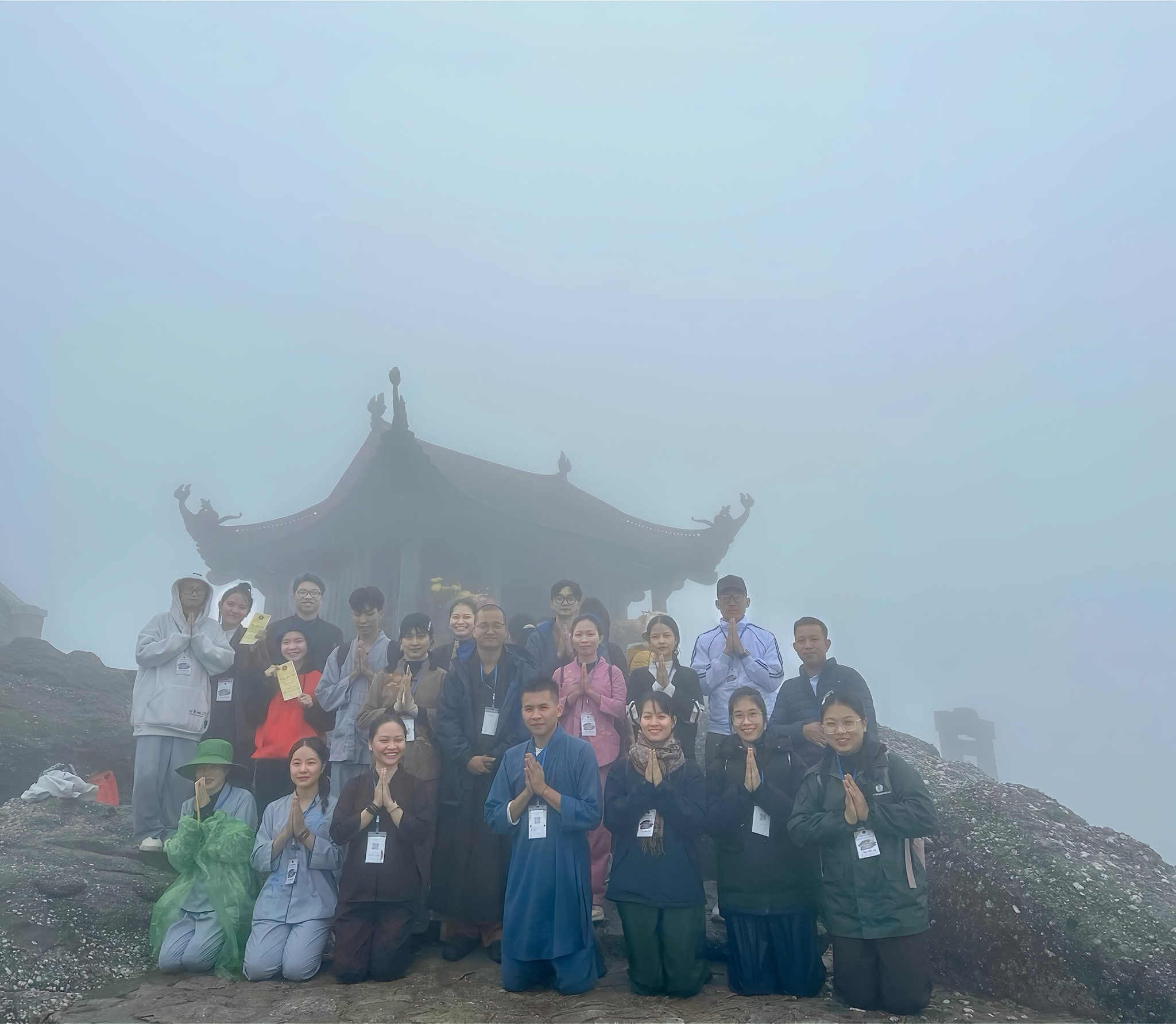 Hรฌnh แบฃnh chแปฅp ฤoร n tam bแป nhแบฅt bรกi tแบกi chรนa ฤแปng